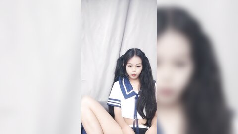 双马尾清纯美少女，情趣学生制服。娇小身材卡哇伊