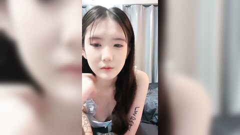 小虎牙美少女，外表甜美花臂纹身，笑起来甜美