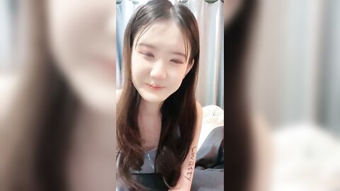 小虎牙美少女，外表甜美花臂纹身，笑起来甜美