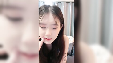 小虎牙美少女，外表甜美花臂纹身，笑起来甜美