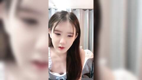 小虎牙美少女，外表甜美花臂纹身，笑起来甜美