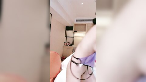 极度淫荡美御姐，红色丝袜美腿