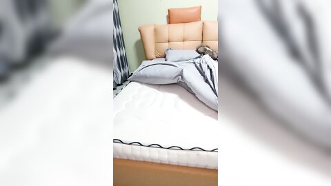 气质眼镜甜妹，性格活泼，白衬衣小尺度诱惑，脱光光掰开小穴