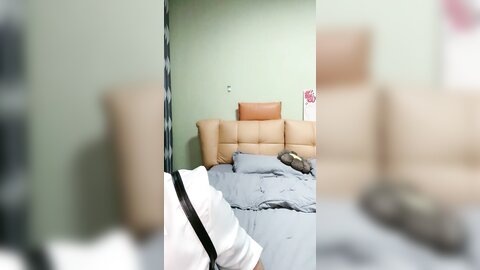 气质眼镜甜妹，性格活泼，白衬衣小尺度诱惑，脱光光掰开小穴