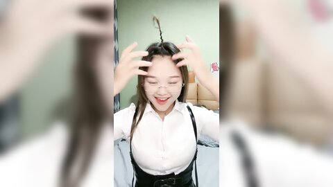 气质眼镜甜妹，性格活泼，白衬衣小尺度诱惑，脱光光掰开小穴