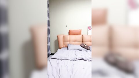 气质眼镜甜妹，性格活泼，白衬衣小尺度诱惑，脱光光掰开小穴