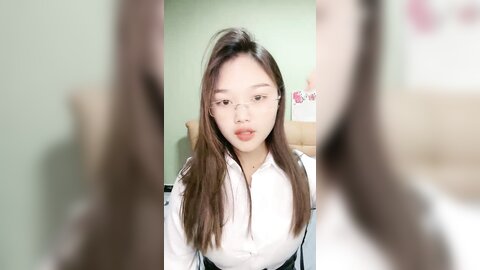 气质眼镜甜妹，性格活泼，白衬衣小尺度诱惑，脱光光掰开小穴