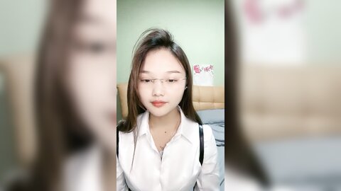 气质眼镜甜妹，性格活泼，白衬衣小尺度诱惑，脱光光掰开小穴