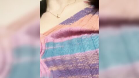 淫荡小骚货，户外在楼道自慰，扒开卡通内裤
