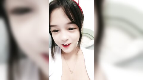 甜美小护士，颜值美少女，在家自己玩道具