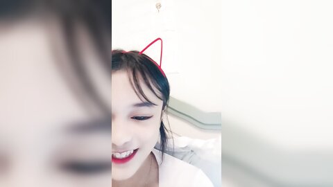 甜美小护士，颜值美少女，在家自己玩道具
