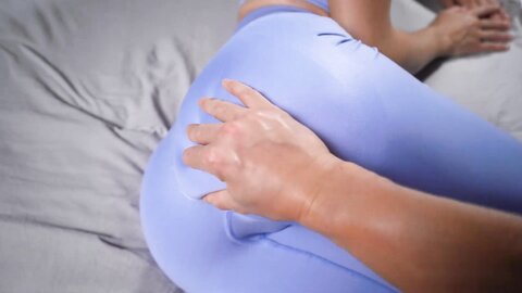 紧身裤美臀小姐姐，伸进裤子自摸，被撕烂大屌插入