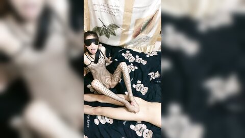 调教极品小女友，连体网袜，胸前滴蜡扇嘴巴
