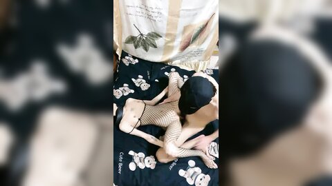 调教极品小女友，连体网袜，胸前滴蜡扇嘴巴