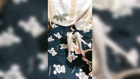 调教极品小女友，连体网袜，胸前滴蜡扇嘴巴