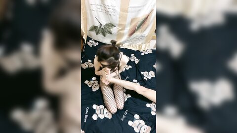 调教极品小女友，连体网袜，胸前滴蜡扇嘴巴