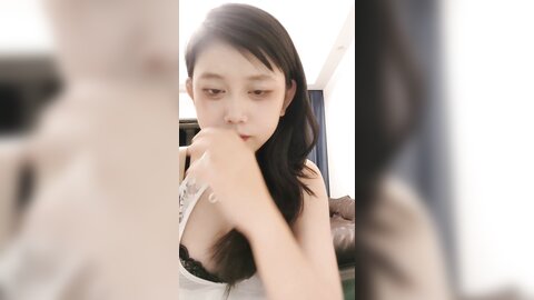 颜值新人嫩妹妹，妹妹想要了，收费房全裸自慰，肥唇多毛骚逼