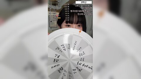 H罩杯韩国巨乳女主播，一对豪乳又大又软，肉丝巨臀抹乳液