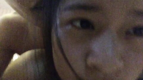 大学情侣酒店自拍性爱视频，女主轻素颜清纯美丽