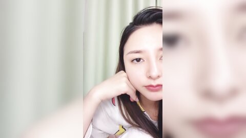 极品白虎颜值美女，超嫩肥穴道具自慰，翘起双腿特写