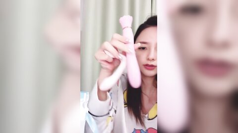 极品白虎颜值美女，超嫩肥穴道具自慰，翘起双腿特写