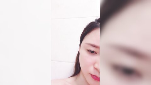 极品白虎颜值美女，超嫩肥穴道具自慰，翘起双腿特写