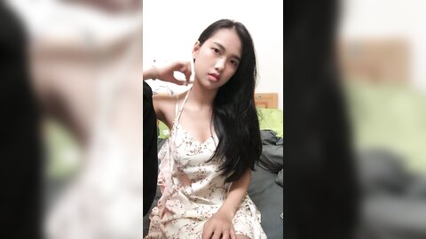 极品美乳文静小姐姐，男友居家操逼，一对美乳又大又挺