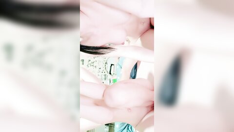 两个白嫩美乳妹妹，细腰大长腿，炮友操逼，情趣椅子骑乘位
