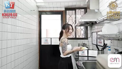 蜜桃传媒EMKY005引诱可爱女学生跟我做爱
