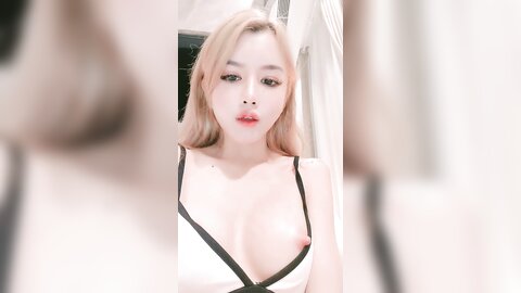 像混血白虎美穴，金发小姐姐，卫生间自慰，马桶上假屌骑坐