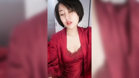 婚房红嫁衣新娘中途打电话聊骚聊完受不了就开始自慰
