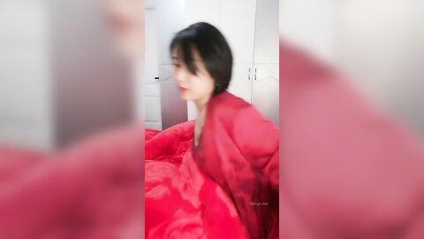 婚房红嫁衣新娘中途打电话聊骚聊完受不了就开始自慰