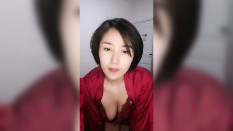 婚房红嫁衣新娘中途打电话聊骚聊完受不了就开始自慰