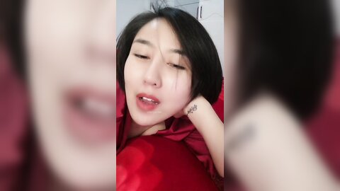 婚房红嫁衣新娘中途打电话聊骚聊完受不了就开始自慰