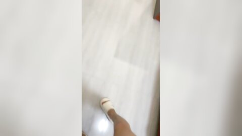 极品小女友，骨干苗条美女，扒掉短裤迫不及待，骑乘位扶细腰爆草