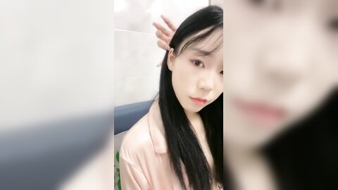 极品小女友，骨干苗条美女，扒掉短裤迫不及待，骑乘位扶细腰爆草