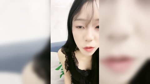 极品小女友，骨干苗条美女，扒掉短裤迫不及待，骑乘位扶细腰爆草