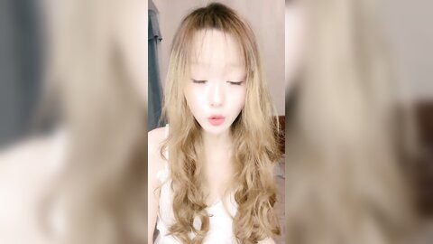 波浪金发纯欲美女，黑丝美腿高跟鞋，炮友激情操逼