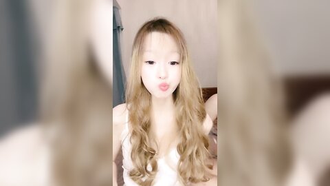 波浪金发纯欲美女，黑丝美腿高跟鞋，炮友激情操逼