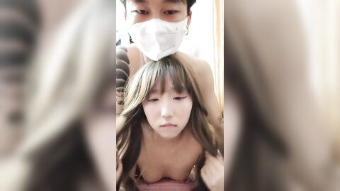 清纯呆萌超嫩美少女，居家被炮友狠干，白丝美腿