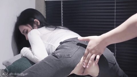 漂亮美女 牛仔裤开破洞 撅着屁屁被大鸡吧无套爆菊花