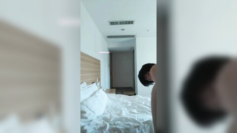 真实反差露脸大学生！土豪重金定制，短发清爽苗条嫩妹无底线自拍