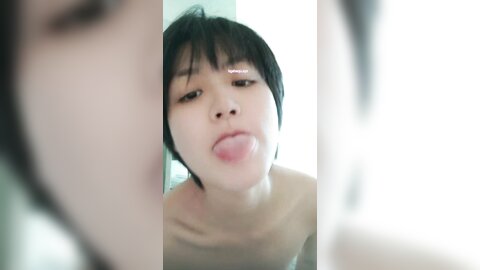 真实反差露脸大学生！土豪重金定制，短发清爽苗条嫩妹无底线自拍