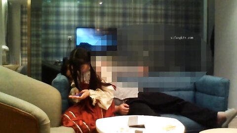 纯欲双马尾女高学妹✅被金主爸爸带到酒店沙发上爆操