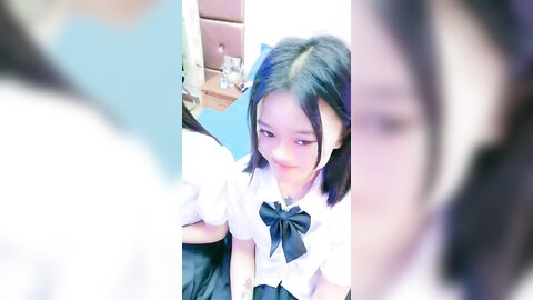 Jk装两个嫩妹妹，4P名场面，外表甜美乖巧