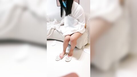 叫朋友来操嫩妹妹，有点文静，黑丝揉胸摸腿