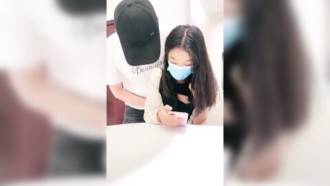 叫朋友来操嫩妹妹，有点文静，黑丝揉胸摸腿