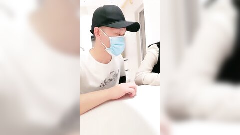 叫朋友来操嫩妹妹，有点文静，黑丝揉胸摸腿