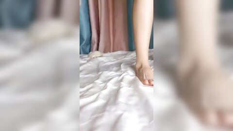 奇怪妆容超嫩姐妹花，双飞激情名场面，一起翘起屁股