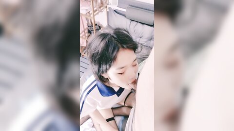 学妹毕业了带她网络挣钱花，全程露脸黑丝情趣给她吃大鸡巴